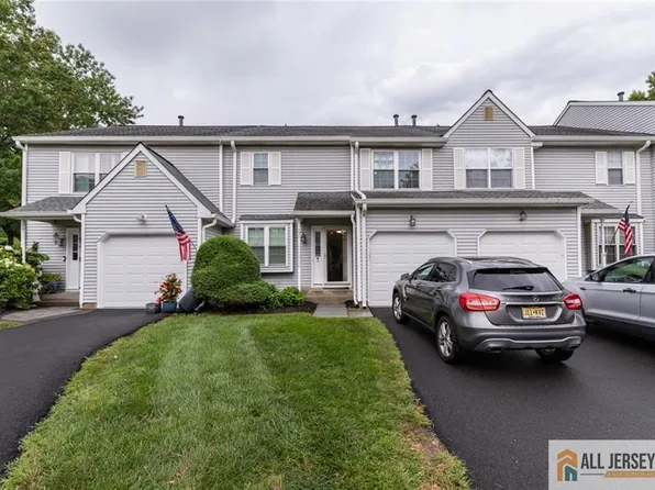 17 Heritage Ct, Ewing, NJ 08628
