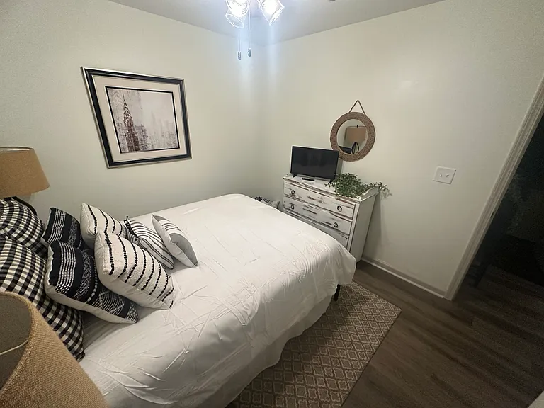 207 Walton St — Photo 4