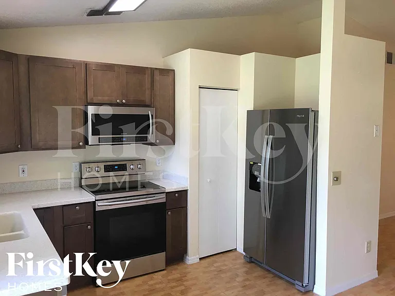 1011 Coatbridge Dr — Photo 5