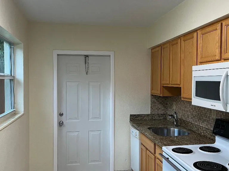 231 NE 24th Ave #1 — Photo 8