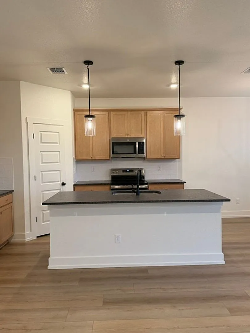 8919 Trungle for lease — Photo 4
