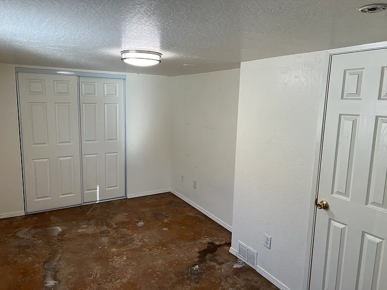 555 W 9th St #B — Photo 3