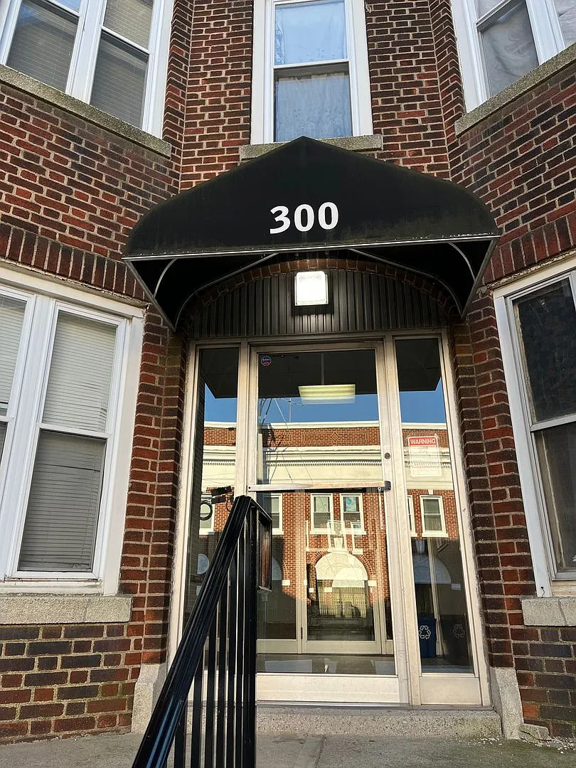 300 Elm Place — Photo 2