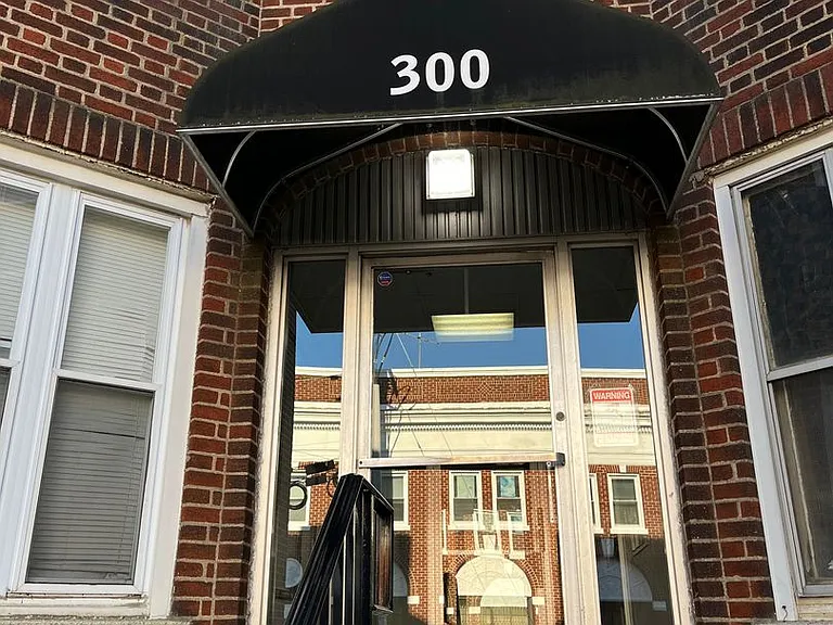 300 Elm Pl — Photo 2