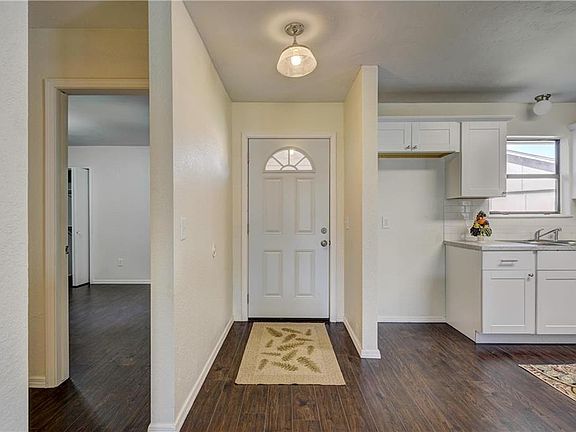 5th image of 305 SW 92nd St