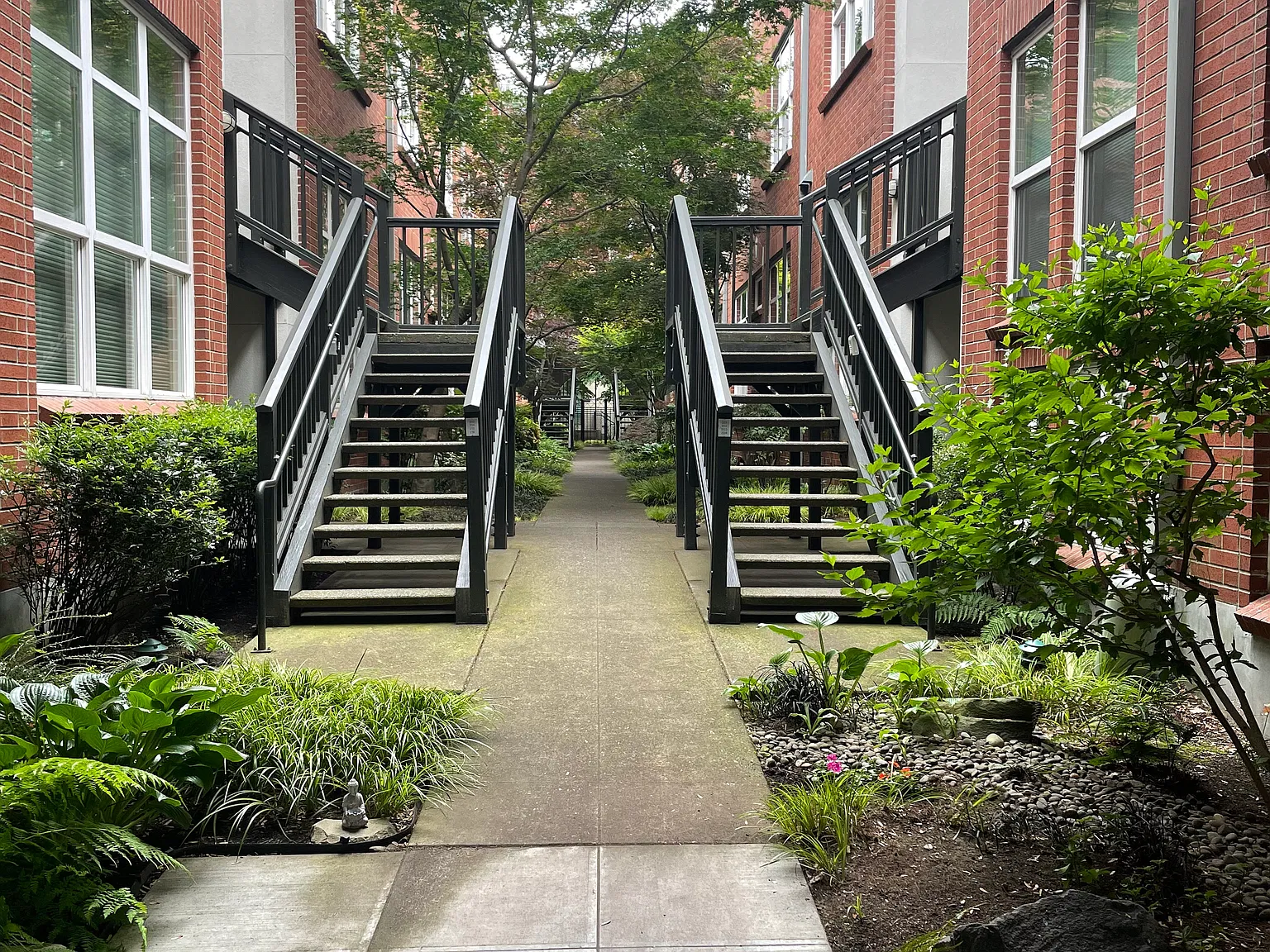 1009 NW Hoyt St — Photo 3
