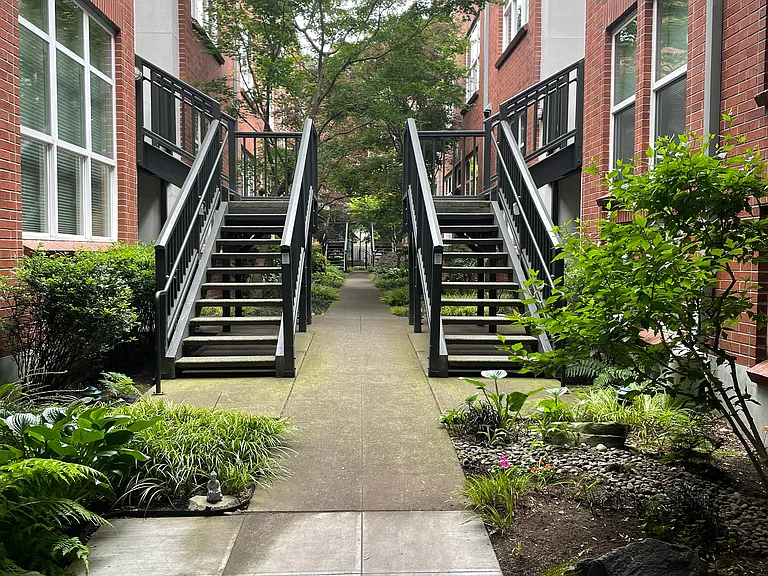 1009 NW Hoyt St #111 — Photo 3