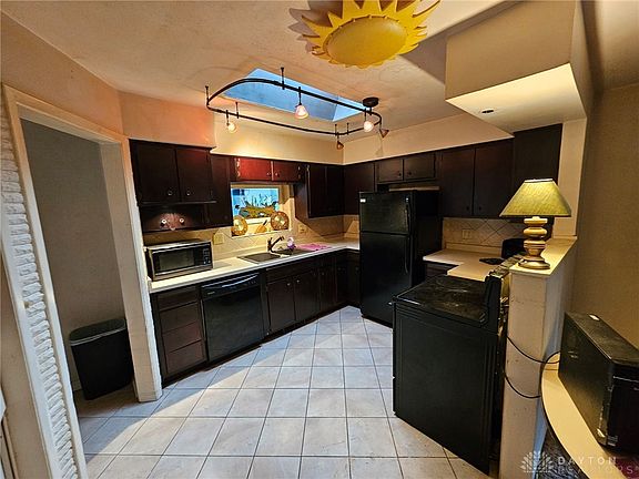 3rd image of 555 East Dr