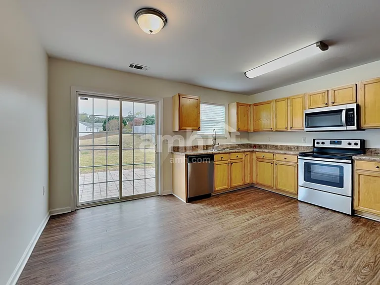1524 Eastway Dr — Photo 3