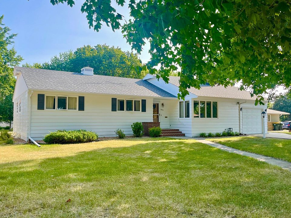 1st image of 823 E Meadow Ln