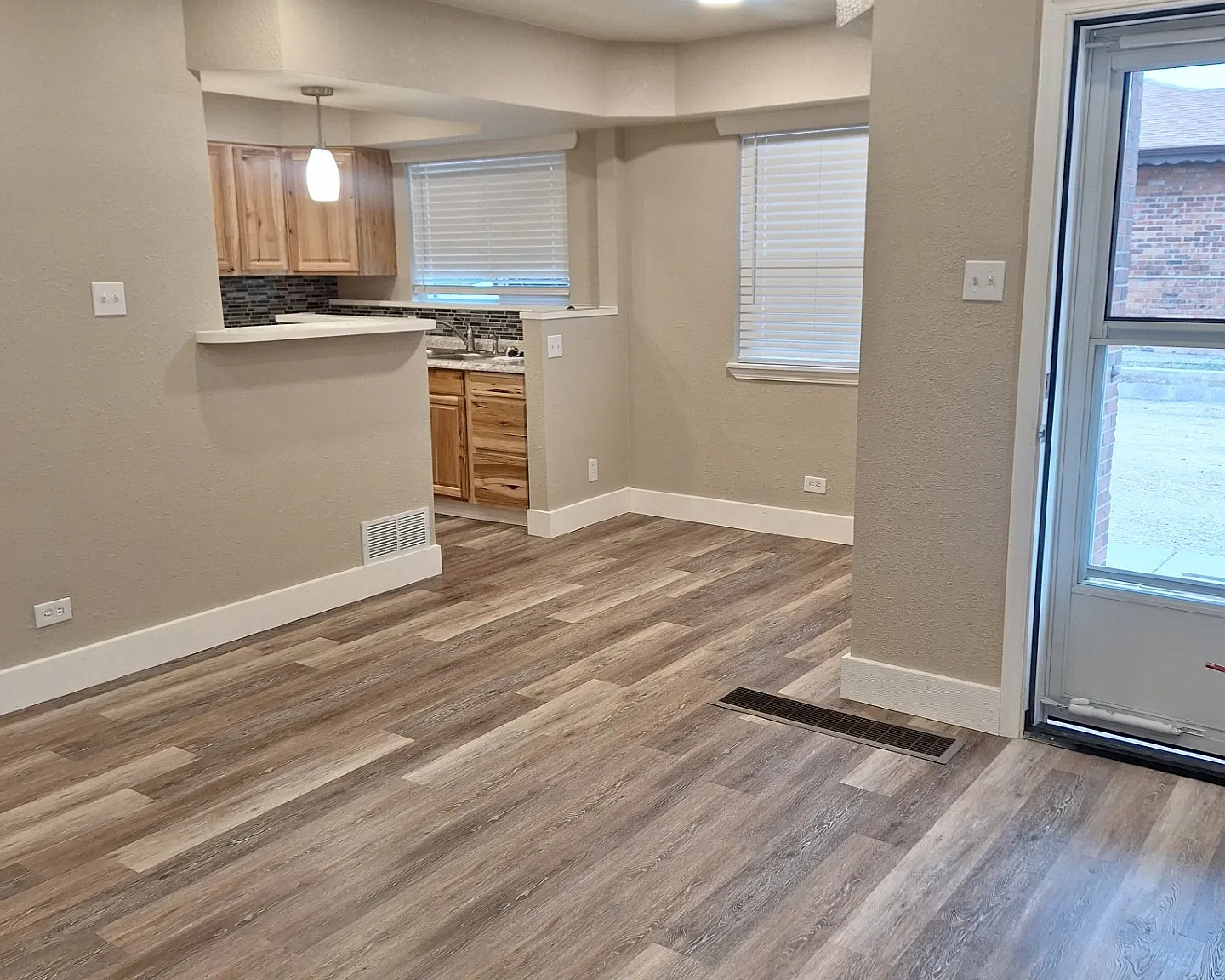 2 bed, 840 sqft, $1,600 — Photo 2