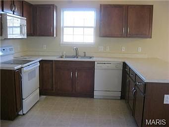 5th image of 100 Fieldstone Dr
