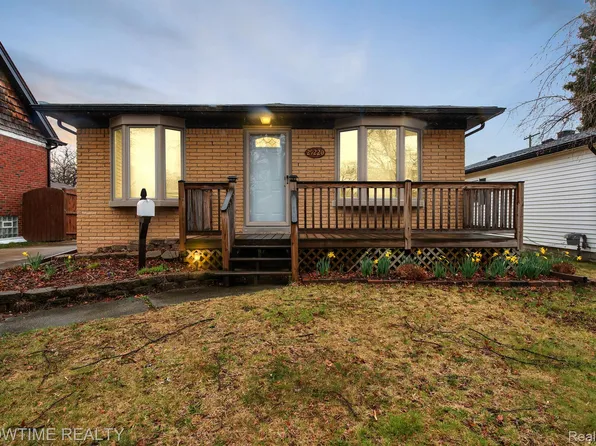 29220 Manhattan St, Saint Clair Shores, MI 48081