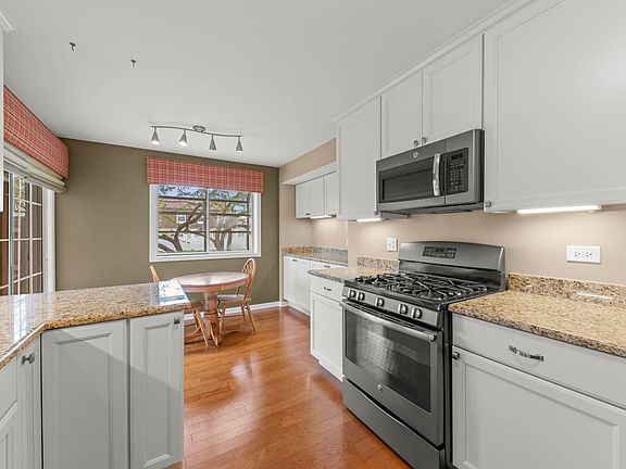 3rd image of 1667 Grosvenor Cir Unit A