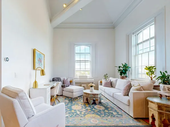 35 Flint St APT 301, Salem, MA 01970