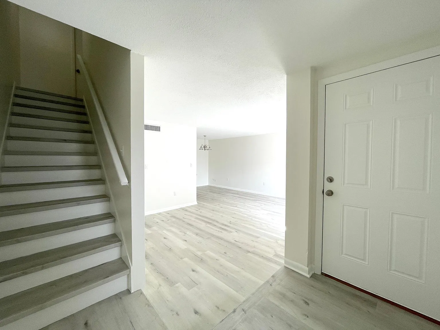 803 Windsor St — Photo 4