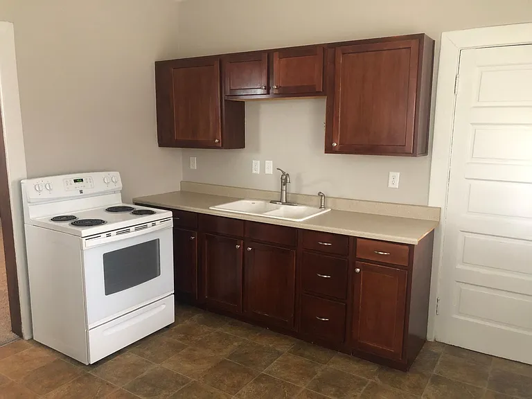 325 E Main St — Photo 5