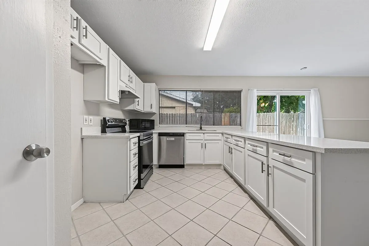 3 bed, 2.0 bath, 1810 sqft, $1,800 — Photo 3
