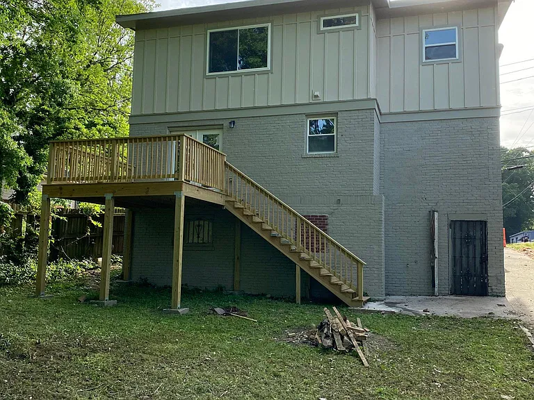 694 Cascade Ave SW #A — Photo 2