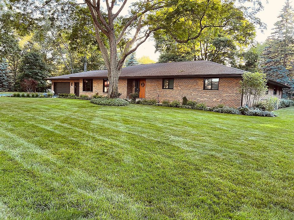 1st image of 440 Deerpath Dr