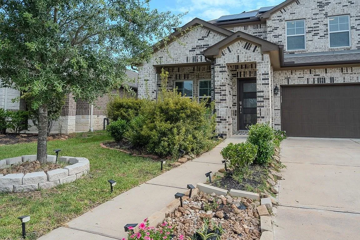 5 bed, 4.0 bath, 2935 sqft, $2,850 — Photo 2