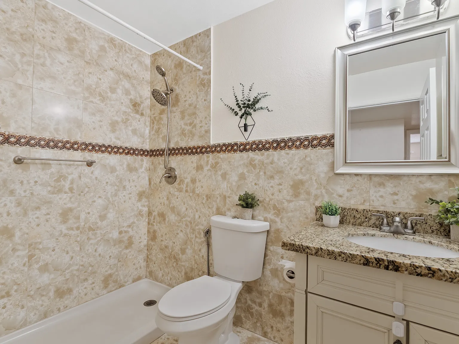 9 bed, 2200 sqft, $800 — Photo 4