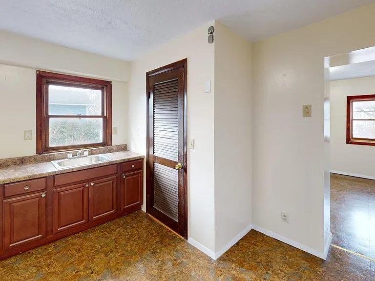 83 Nash St — Photo 2