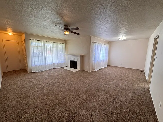3 bed, 1.5 bath, 1389 sqft, $2,095 — Photo 2