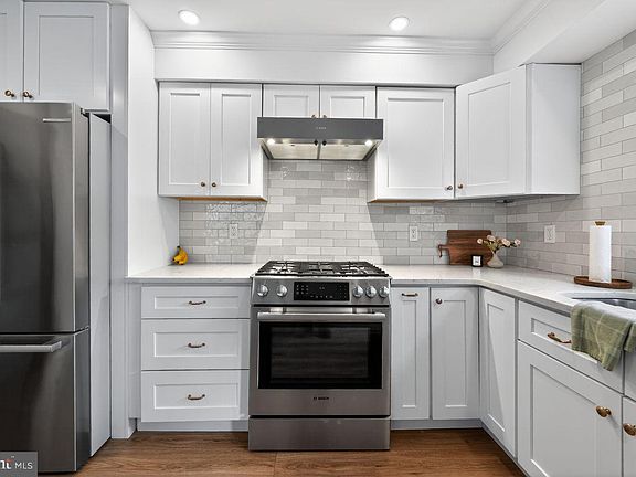 5th image of 10 E Sutton Ave