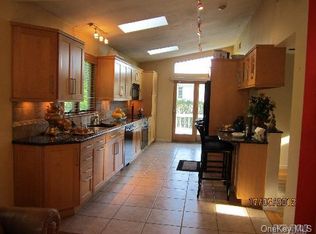 52 Parkview Dr, Albertson, NY 11507