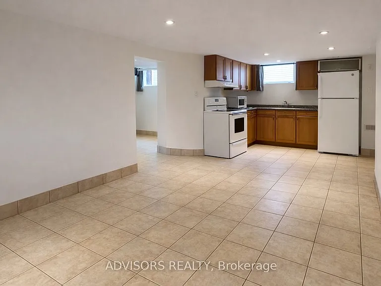 1470 Fisher Ave — Photo 2