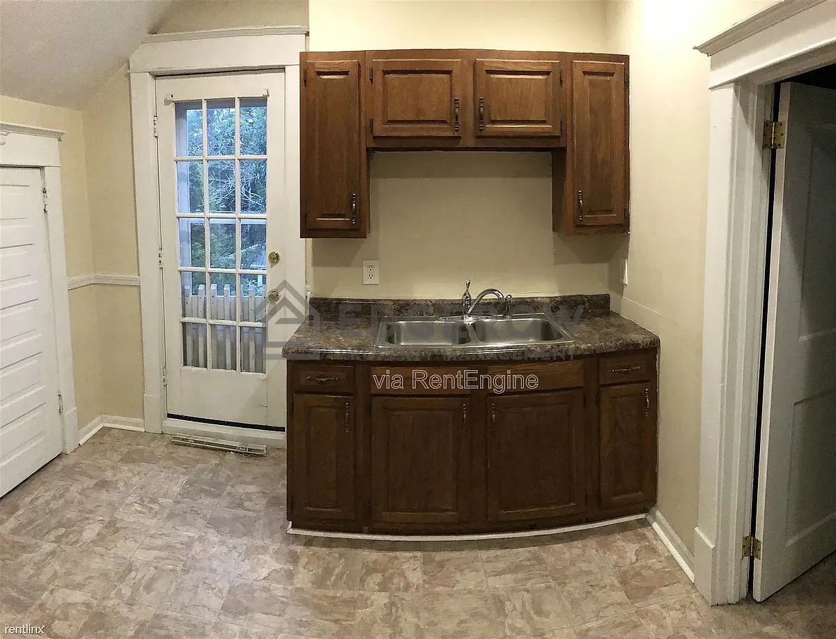 Building Photo - 939 Tamarack Ave NW #2