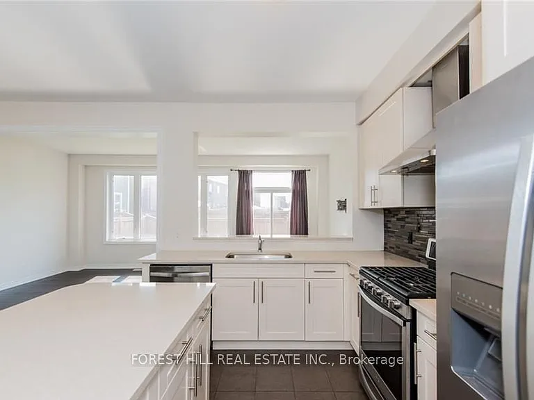 70 Hanson Cres — Photo 9