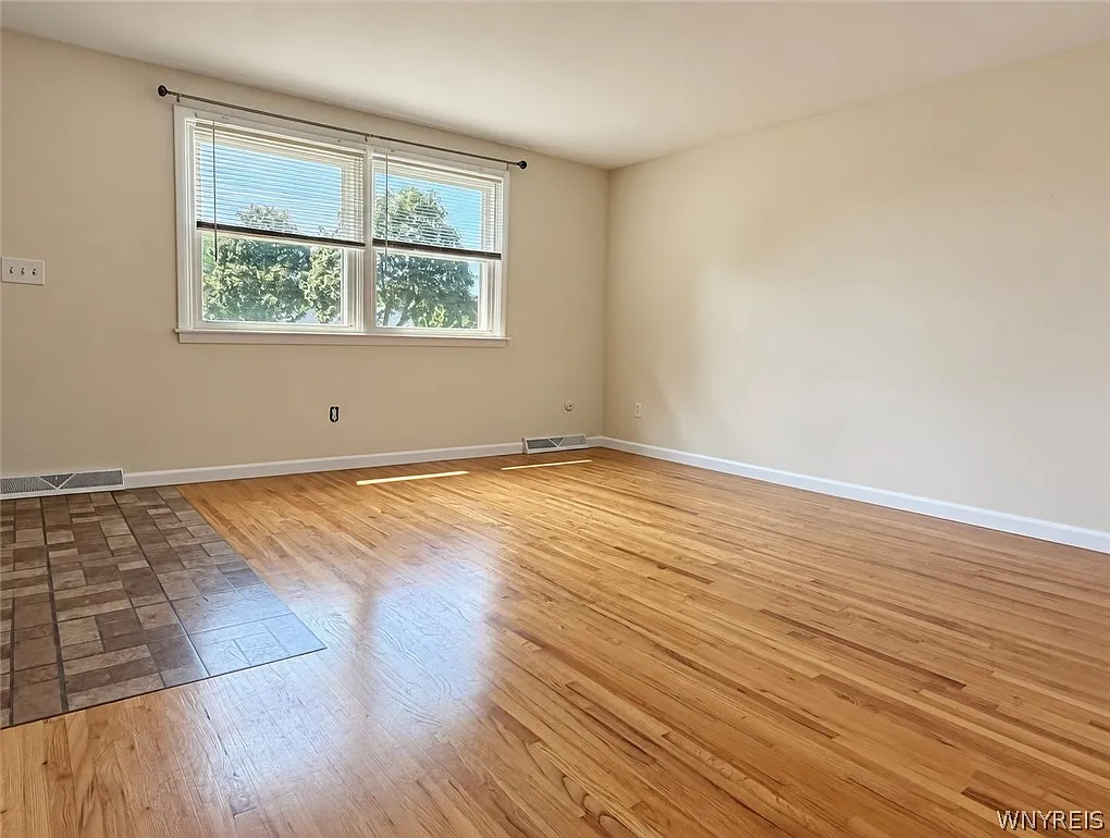 2 bed, 1.5 bath, 2420 sqft, $1,300 — Photo 4