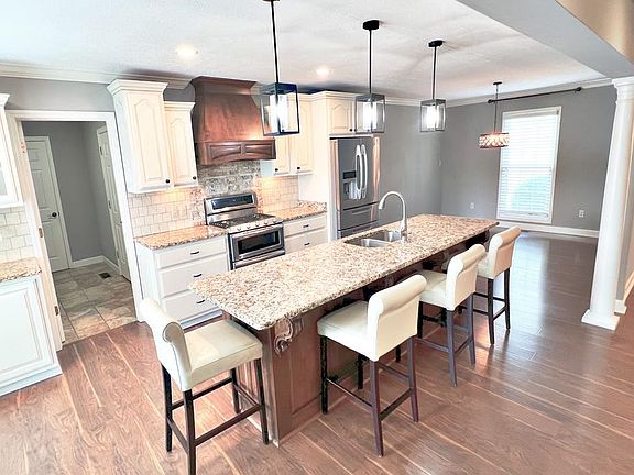 4th image of 423 Lakeshore Dr