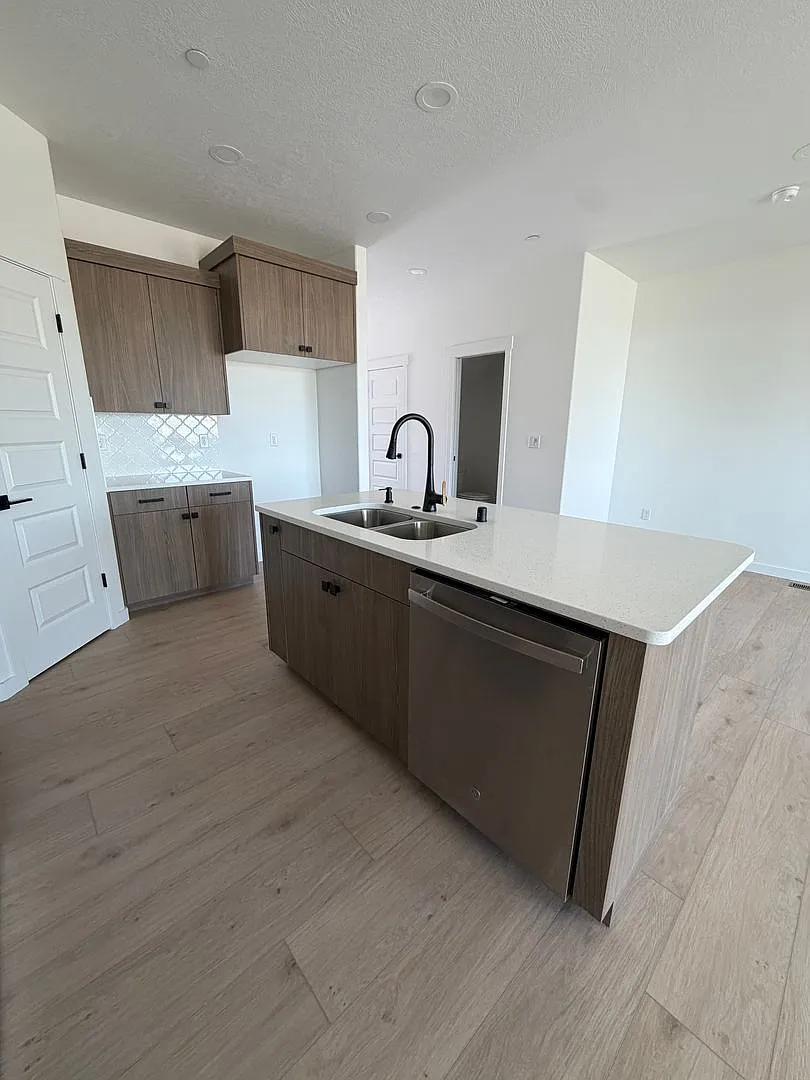 !! Limited Time Move-In Special!! - First And Last Month Free Rent With A 12 Month Lease! — Photo 4