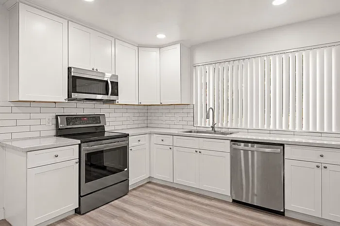 2615 Lake Ave — Photo 2