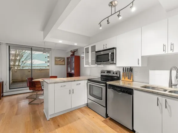 1819 Pendrell St #401, Vancouver, BC V6G 1T3