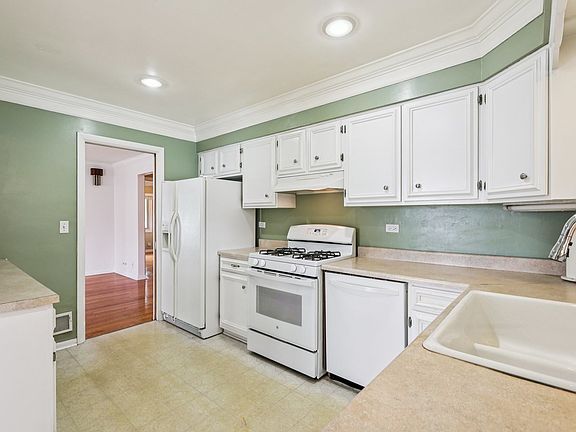 5th image of 2300 Boeger Ave