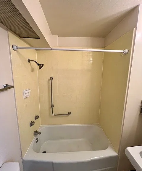 STUDIO BATHTUB SHOWER