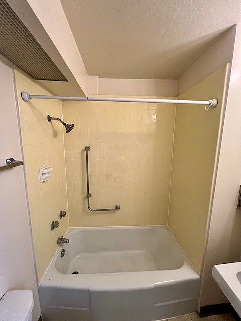 STUDIO BATHTUB SHOWER