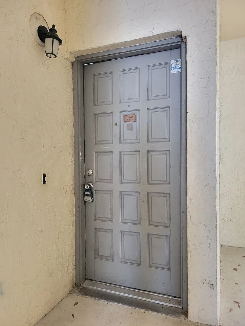 Ground Floor Condo At Park Lake, A Waterfront Community — Photo 2