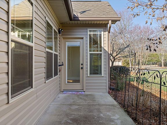 4th image of 95 Garden View Ln