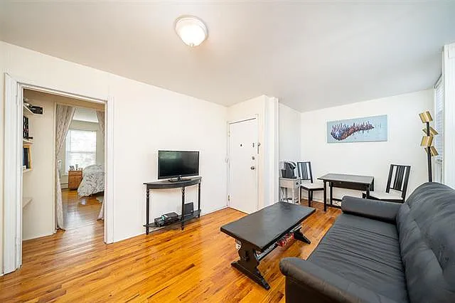 160 8th St #3 — Photo 3