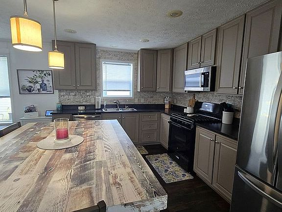 2nd image of 2115 Redwood Ave
