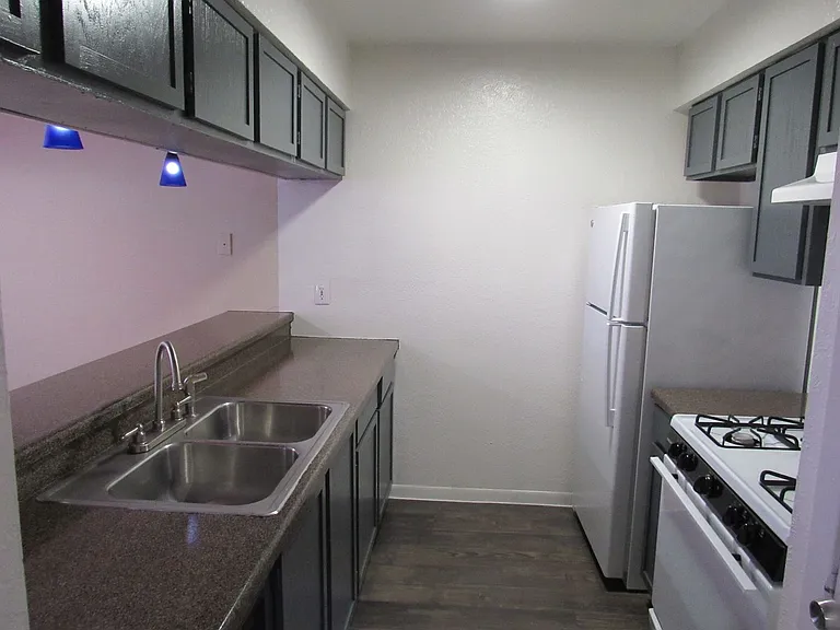 The Metropolis Apartments — Photo 60