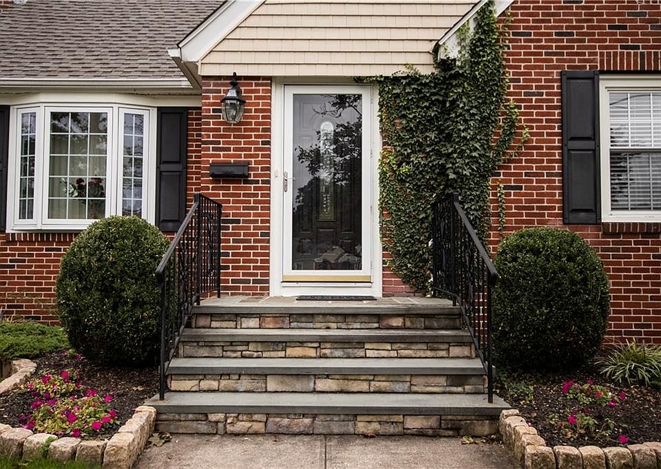 1st image of 44 McArthur Dr