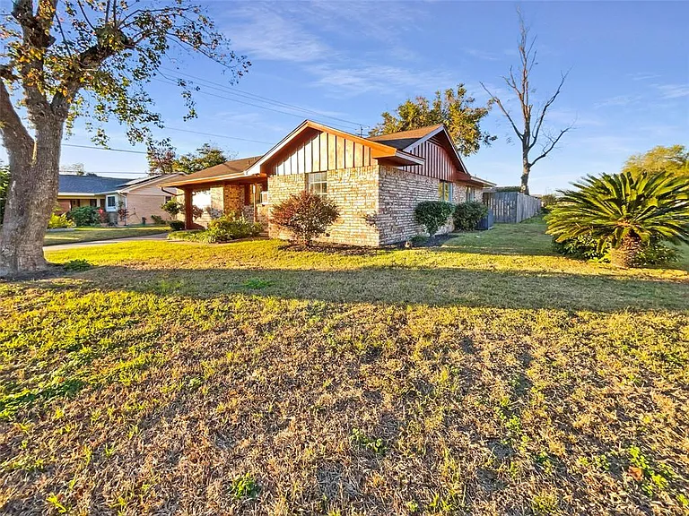 3911 Pine Meadow Ln — Photo 2