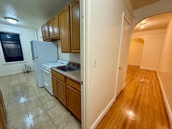 2nd image of 660 E 242nd St APT 2