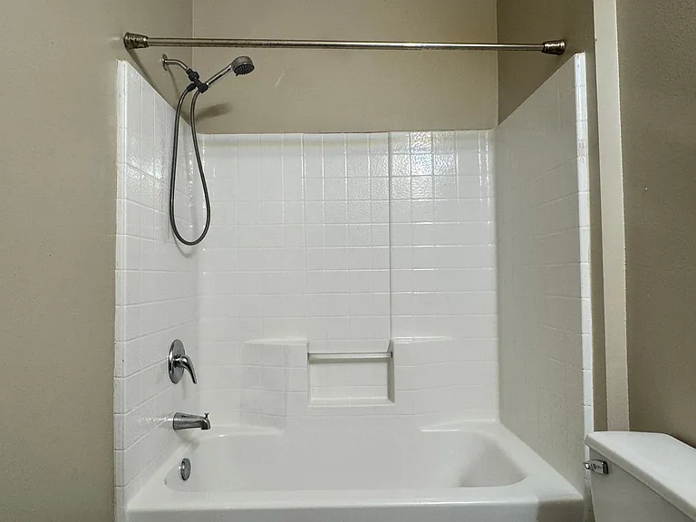 Bellwood Lake Apartments — Photo 17